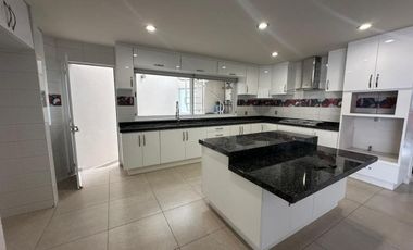 Bonita Casa en Lomas de Angelópolis. Junto a área verde.