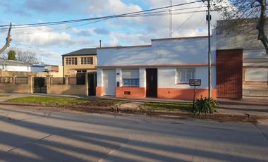 Casa y terreno en venta - 3 dormitorios 2 baños - 800 mts2 - Comandante Nicanor Otamendi