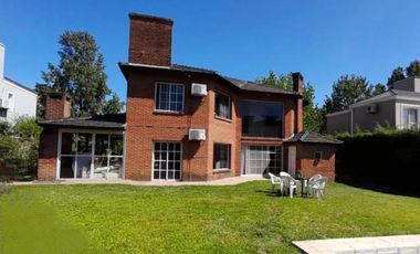 Casa en venta - 3 Dormitorios 3 Baños - Cocheras - 660Mts2 - Moreno