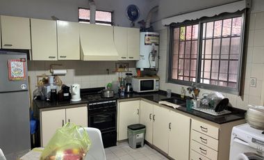 Casa en una planta 3 ambientes jardín, cochera x2. Martínez.