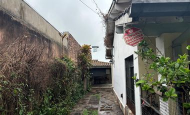 Casa en una planta 3 ambientes jardín, cochera x2. Martínez.
