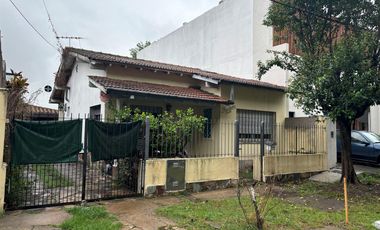 Casa en una planta 3 ambientes jardín, cochera x2. Martínez.