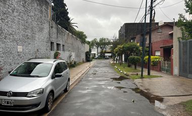 Casa en una planta 3 ambientes jardín, cochera x2. Martínez.