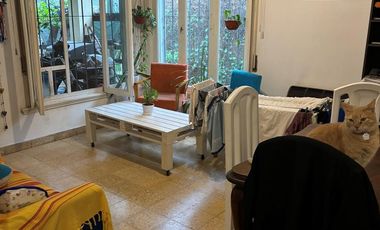 Casa en una planta 3 ambientes jardín, cochera x2. Martínez.