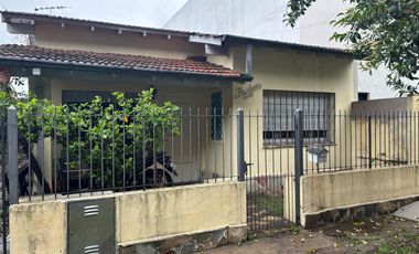 Casa en una planta 3 ambientes jardín, cochera x2. Martínez.