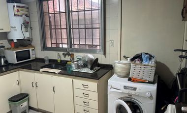 Casa en una planta 3 ambientes jardín, cochera x2. Martínez.