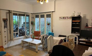 Casa en una planta 3 ambientes jardín, cochera x2. Martínez.