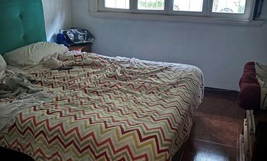 Casa en una planta 3 ambientes jardín, cochera x2. Martínez.
