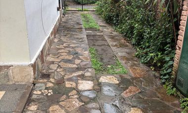Casa en una planta 3 ambientes jardín, cochera x2. Martínez.