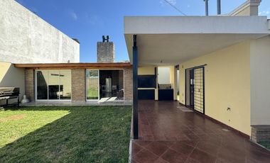 CASA A LA VENTA 2 DORMIS PATIO VERDE EN BARRIO NEWBERY