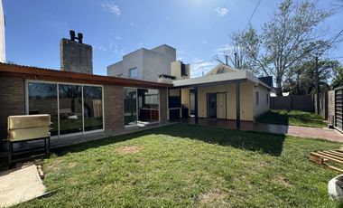 CASA A LA VENTA 2 DORMIS PATIO VERDE EN BARRIO NEWBERY