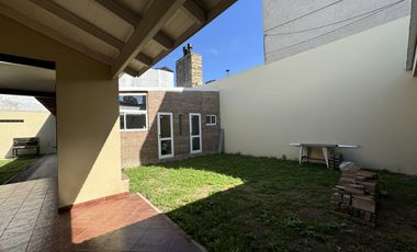 CASA A LA VENTA 2 DORMIS PATIO VERDE EN BARRIO NEWBERY
