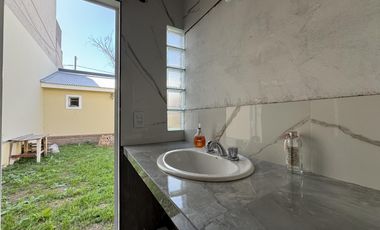 CASA A LA VENTA 2 DORMIS PATIO VERDE EN BARRIO NEWBERY