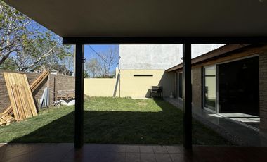 CASA A LA VENTA 2 DORMIS PATIO VERDE EN BARRIO NEWBERY