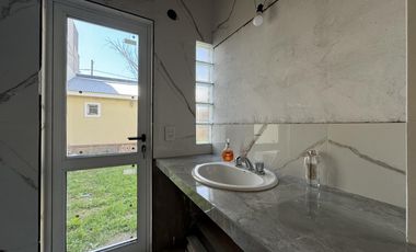 CASA A LA VENTA 2 DORMIS PATIO VERDE EN BARRIO NEWBERY