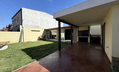 CASA A LA VENTA 2 DORMIS PATIO VERDE EN BARRIO NEWBERY