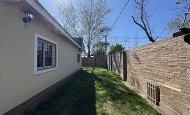 CASA A LA VENTA 2 DORMIS PATIO VERDE EN BARRIO NEWBERY
