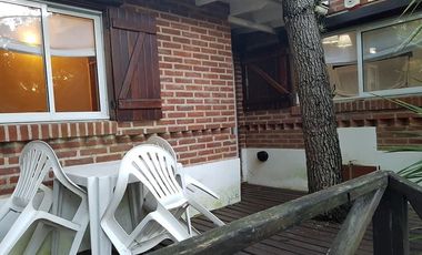 Casa venta 5 dormitorios 2 baños 1 cochera 700 mts2 totales - Costa Del Este