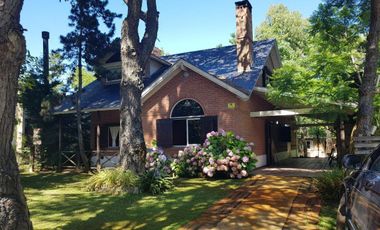 Casa venta 5 dormitorios 2 baños 1 cochera 700 mts2 totales - Costa Del Este