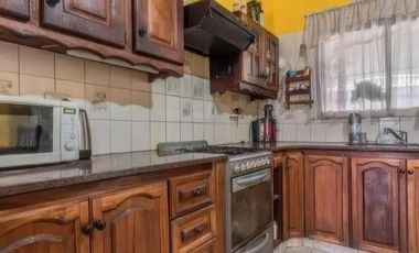 Casa en venta - 4 Dormitorios 2 Baños - Cocheras - 300Mts2 - La Matanza