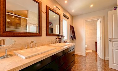 Importante Chalet divino rostro