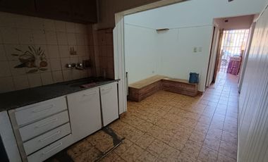 Casa a refaccionar con patio y terraza. Lote propio