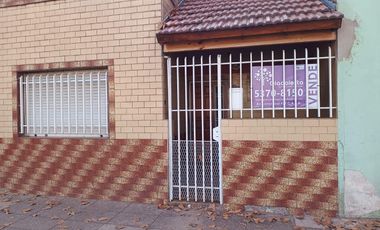 Casa a refaccionar con patio y terraza. Lote propio