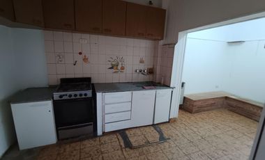Casa a refaccionar con patio y terraza. Lote propio