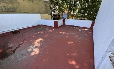 Casa a refaccionar con patio y terraza. Lote propio