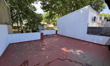 Casa a refaccionar con patio y terraza. Lote propio