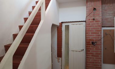 Casa a refaccionar con patio y terraza. Lote propio