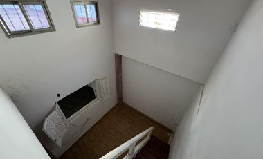 Casa a refaccionar con patio y terraza. Lote propio
