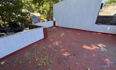 Casa a refaccionar con patio y terraza. Lote propio