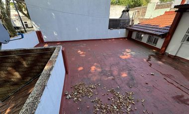 Casa a refaccionar con patio y terraza. Lote propio