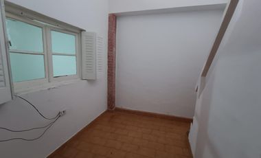 Casa a refaccionar con patio y terraza. Lote propio