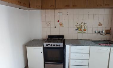 Casa a refaccionar con patio y terraza. Lote propio