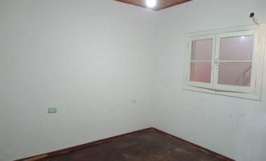 Casa a refaccionar con patio y terraza. Lote propio