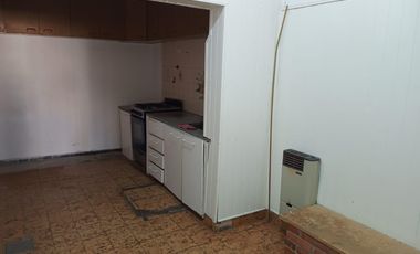 Casa a refaccionar con patio y terraza. Lote propio