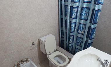 Casa a refaccionar con patio y terraza. Lote propio