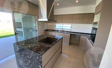 Casa en venta y alquiler  - Barrio El Rebenque, Canning