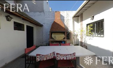 Casa de 5 ambientes con patio con parrilla en Dock Sud (28707)