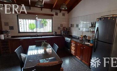 Casa de 5 ambientes con patio con parrilla en Dock Sud (28707)