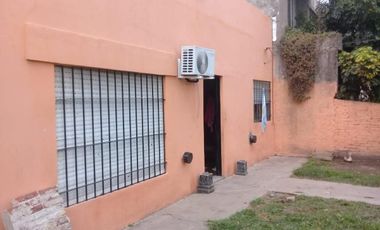 Casa en venta - 2 dormitorios 1 baño - patio - 370 mts2 - Burzaco