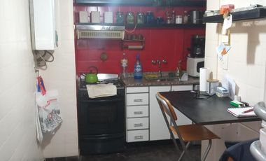 Venta excelente!!! Departamento de tres ambientes al frente con balcón en Villa Urquiza