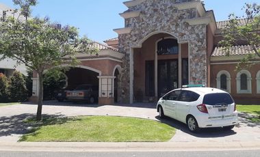 Casa en alquiler en el Barrio el Yacht. Nordelta