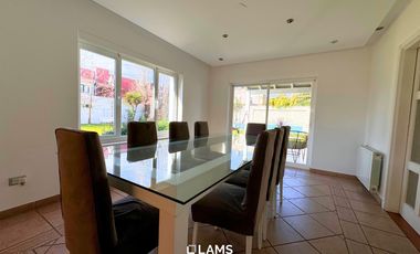 Espectacular chalet con piscina en Barrio Los Troncos - Alquiler Temporario