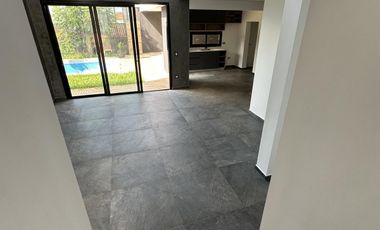 Se vende Casa en Barrio Privado Panambí