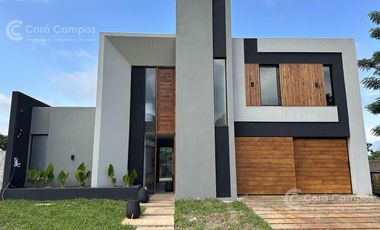 Se vende Casa en Barrio Privado Panambí