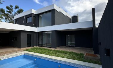 Se vende Casa en Barrio Privado Panambí