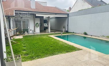 Casa 4 Ambientes con piscina en Venta - Quilmes